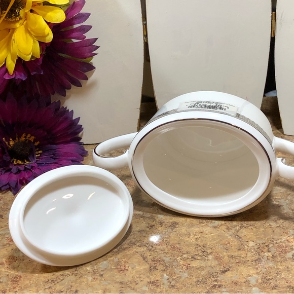 NEW Elegant Wedgwood Vera Wang, Platinum Vera Lace Covered Sugar Box - Picture 6 of 7